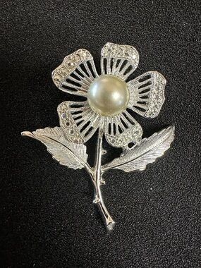 Vintage Sarah Coventry “Nocturne” Silver Tone Floral Brooch with Pearl Center